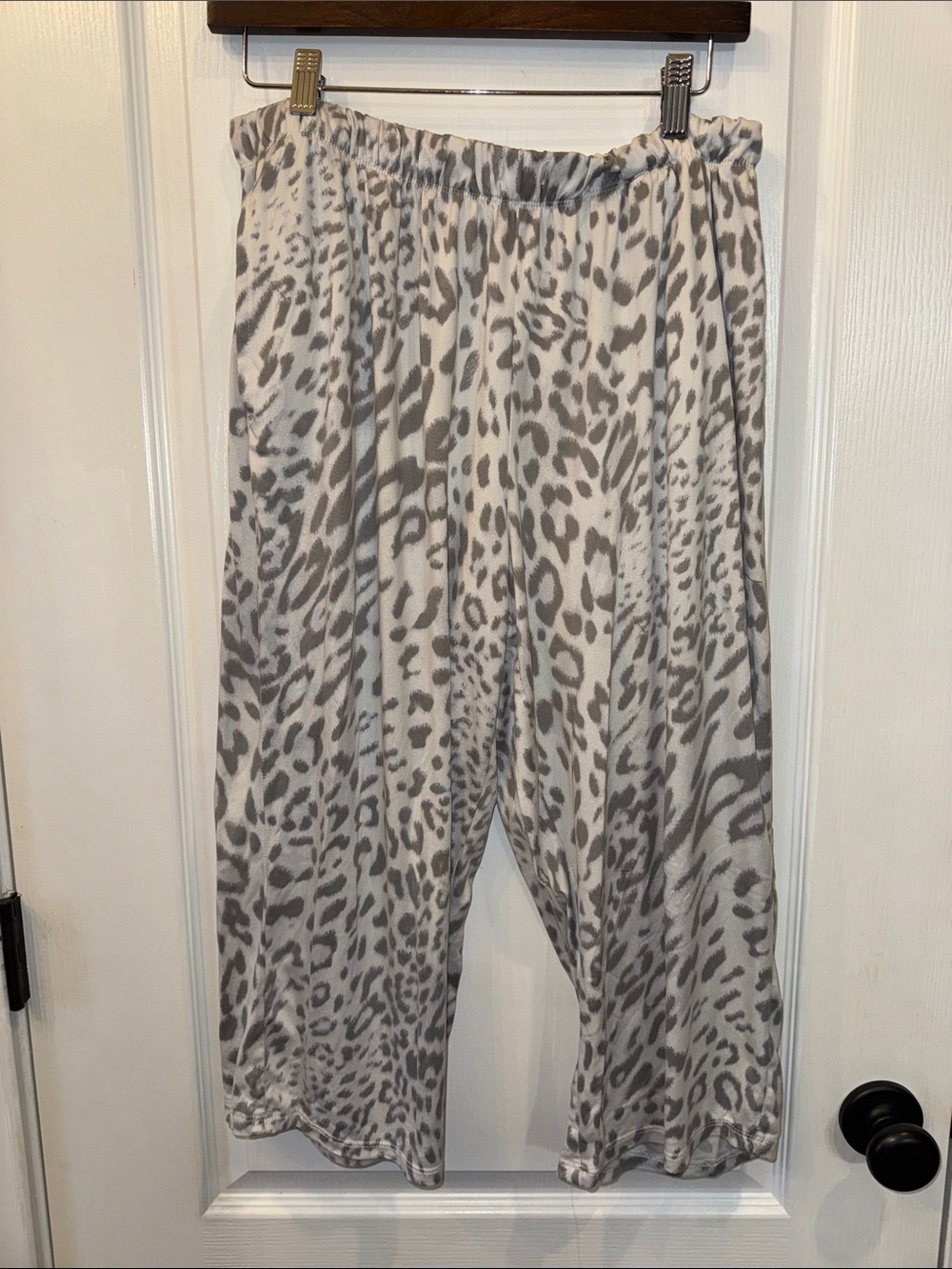 new directions Light Gray Leopard-Print Wide Leg Cropped Lounge Pants